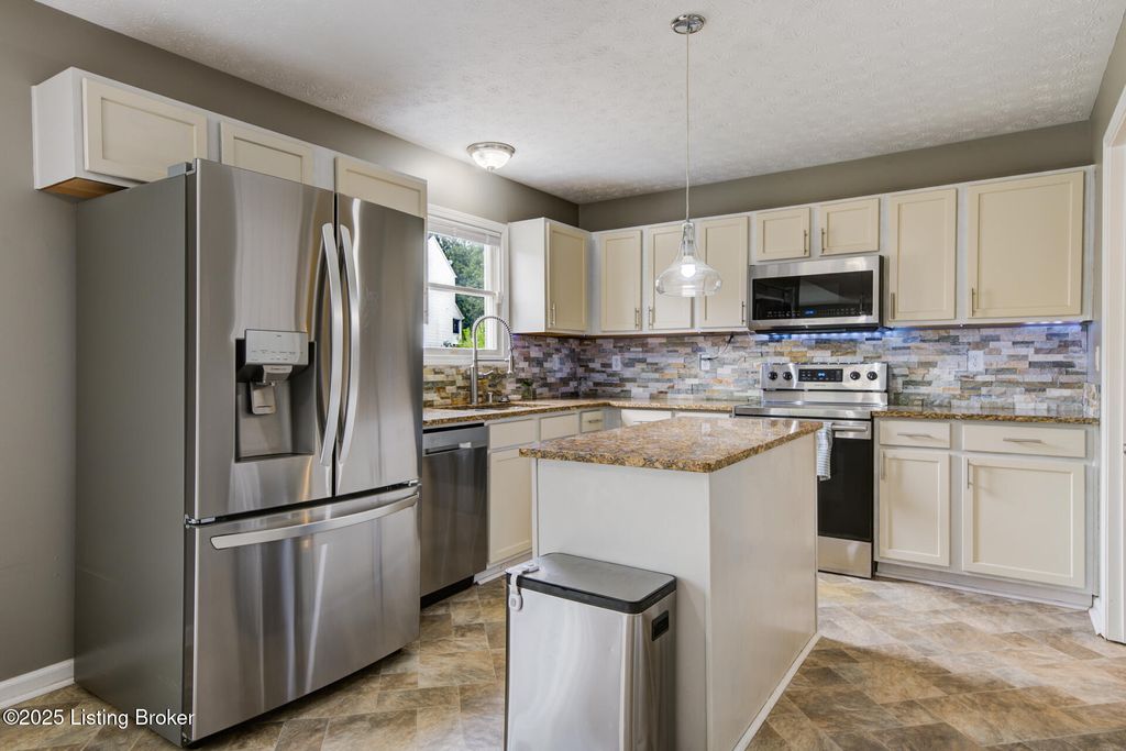 Photo of 5231 Oldshire Rd, Louisville, KY 40229 (MLS # 1700148)