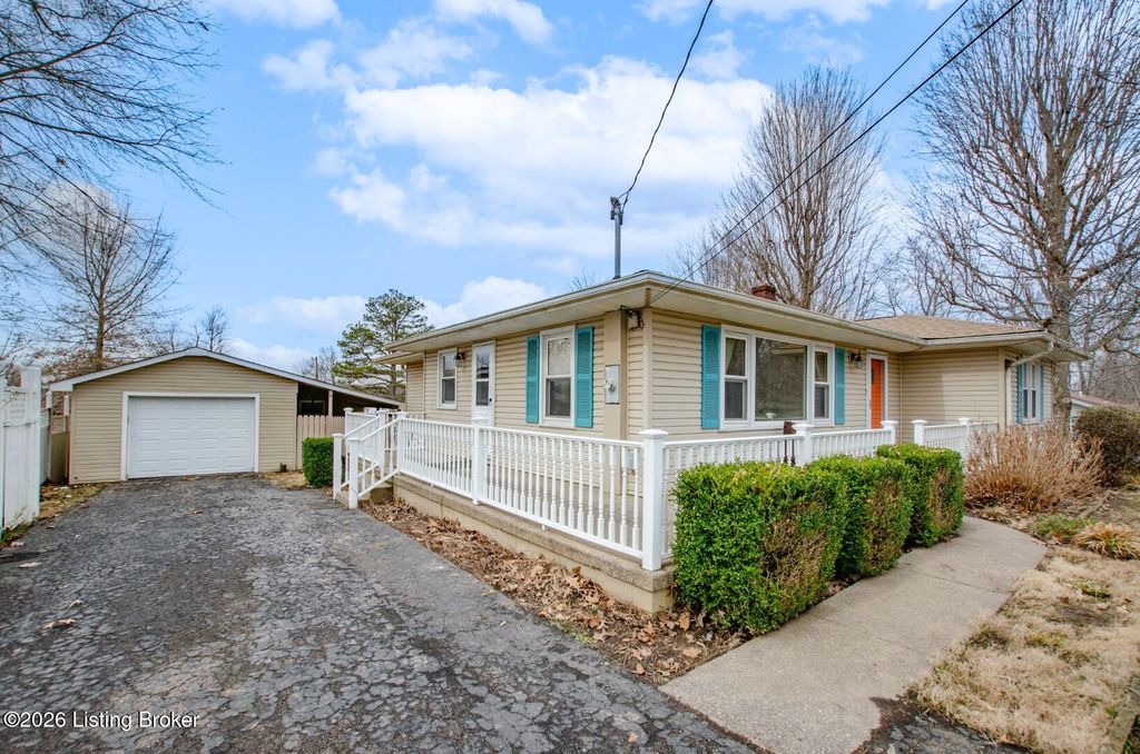 Photo of 427 S Deepwood Dr, Radcliff, KY 40160 (MLS # 1709409)