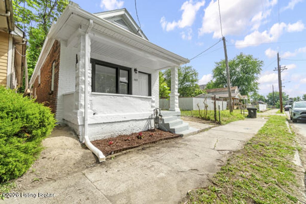 Photo of 1525 Hale Ave, Louisville, KY 40210 (MLS # 1715621)