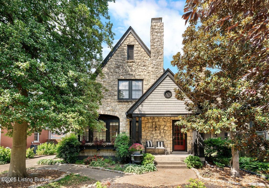 Photo of 1285 Royal Ave, Louisville, KY 40204 (MLS # 1700507)