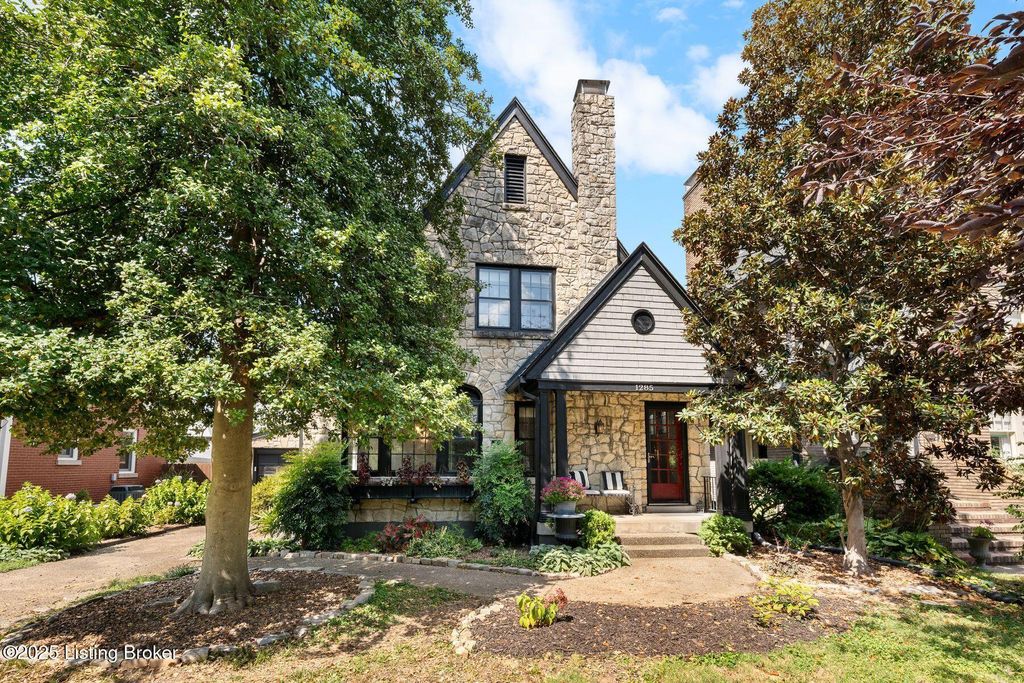 Photo of 1285 Royal Ave, Louisville, KY 40204 (MLS # 1700507)
