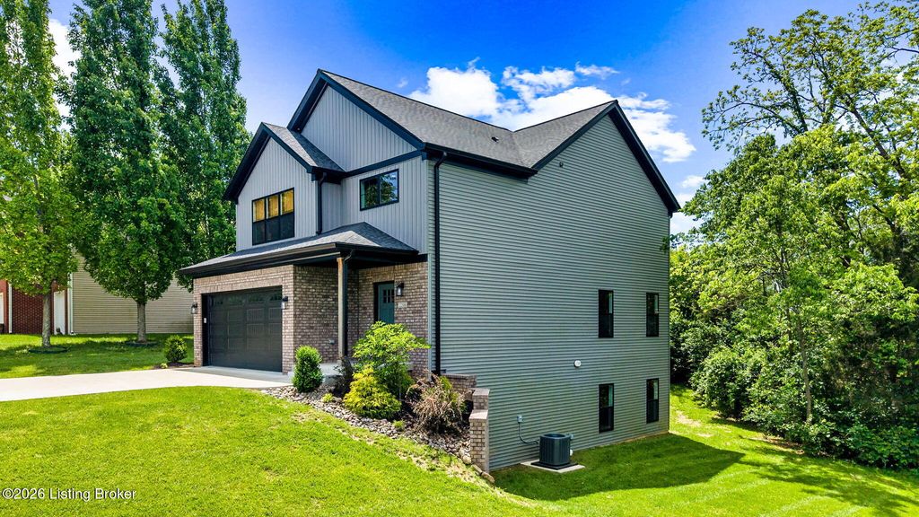 Photo of 2206 Northgate Dr, La Grange, KY 40031 (MLS # 1716886)
