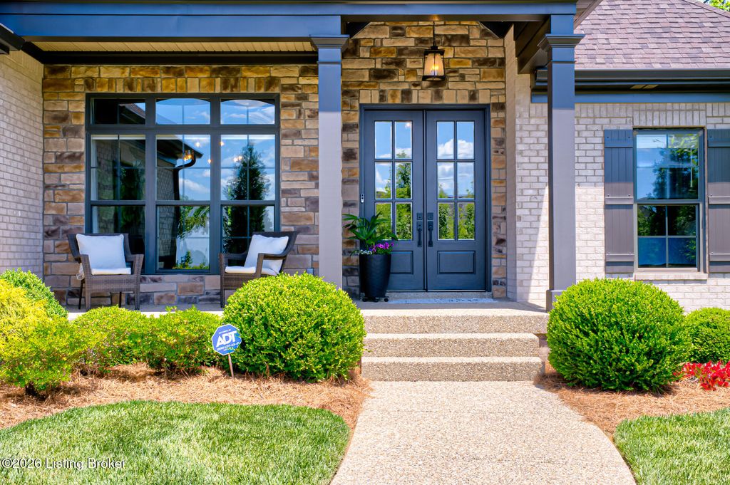 Photo of 4003 Thomas Farm Dr, Louisville, KY 40299 (MLS # 1717066)