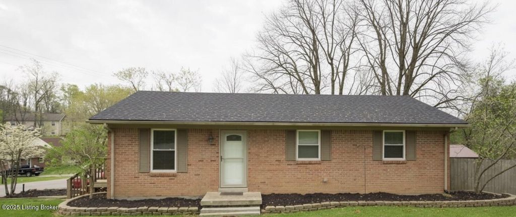 Photo of 729 Southlawn Dr, Shelbyville, KY 40065 (MLS # 1705241)