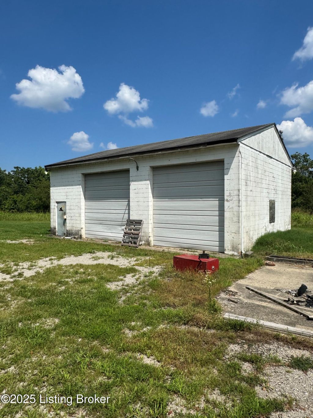 Photo of 13111 Meadowlawn Dr, Louisville, KY 40272 (MLS # 1715716)