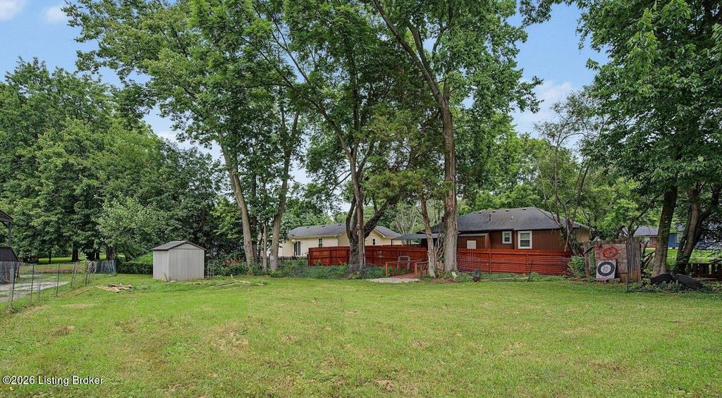 Photo of 7010 Bartlett Rd, Louisville, KY 40218 (MLS # 1724311)
