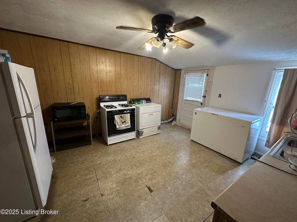 Photo of 1027 Lampton St, Louisville, KY 40204 (MLS # 1705519)