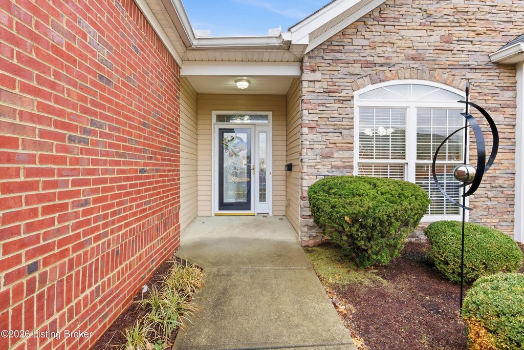 Photo of 7526 Autumn Pointe Dr, Louisville, KY 40214 (MLS # 1713815)