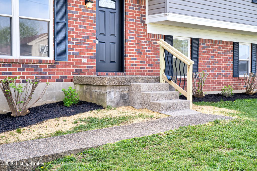 Photo of 4303 Cara Way, Louisville, KY 40299 (MLS # 1713511)