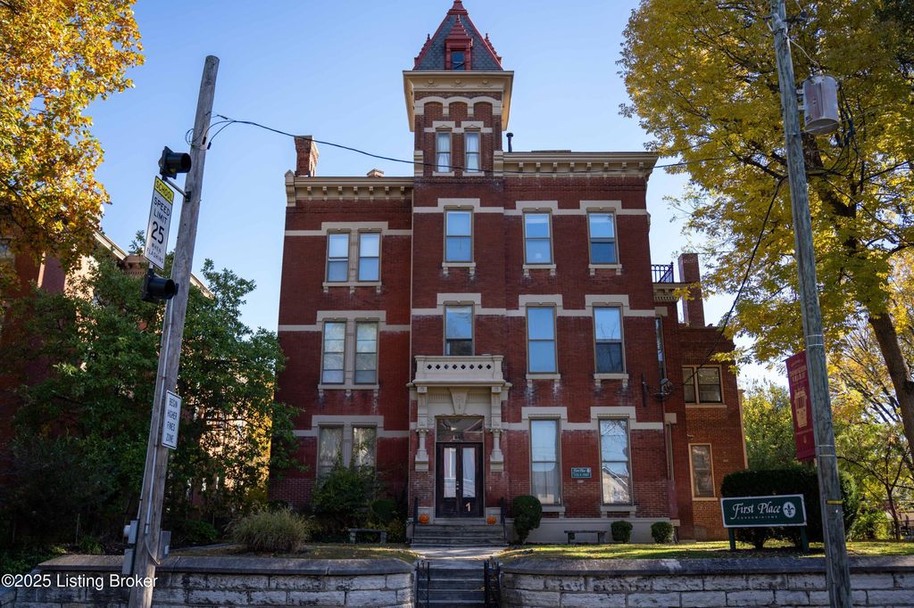 Photo of 1135 S 1st St #APT 7, Louisville, KY 40203 (MLS # 1705509)