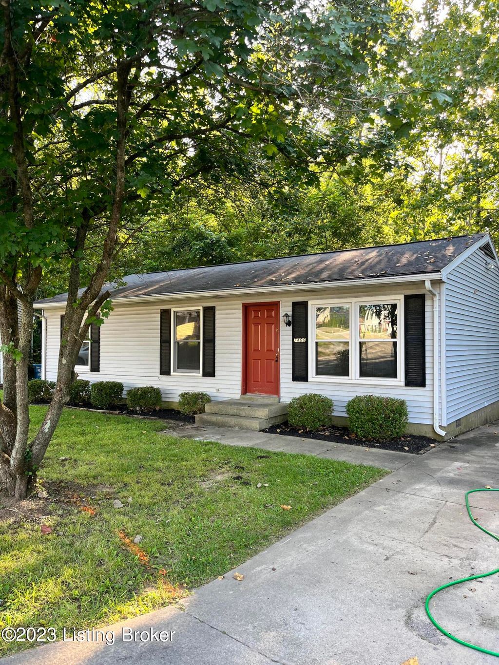 Photo of 7400 Woodreed Pl, Crestwood, KY 40014 (MLS # 1717631)