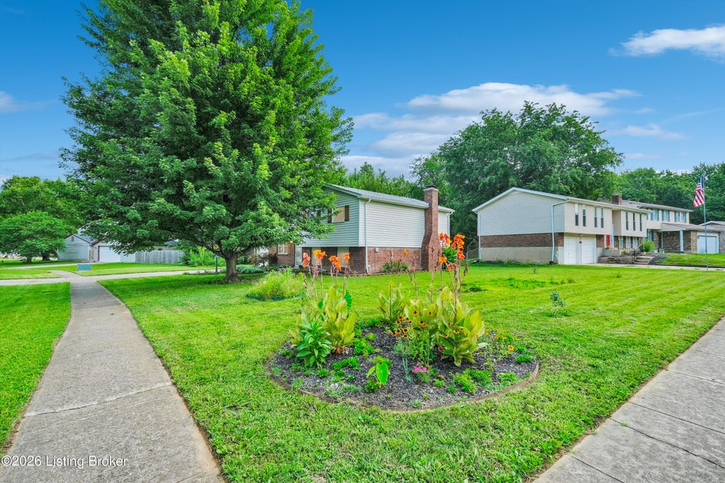 Photo of 4811 Lunenburg Dr, Louisville, KY 40245 (MLS # 1724790)