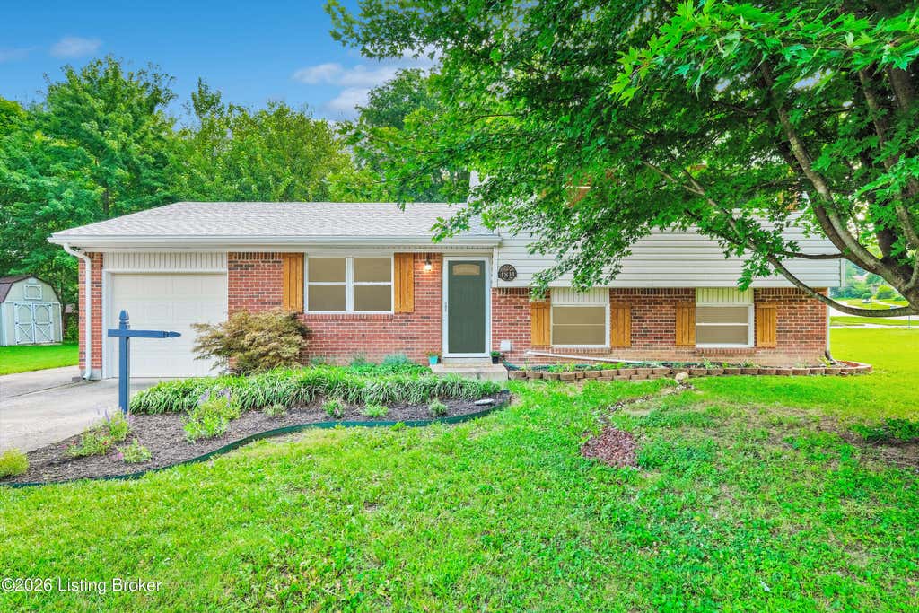 Photo of 4811 Lunenburg Dr, Louisville, KY 40245 (MLS # 1724790)
