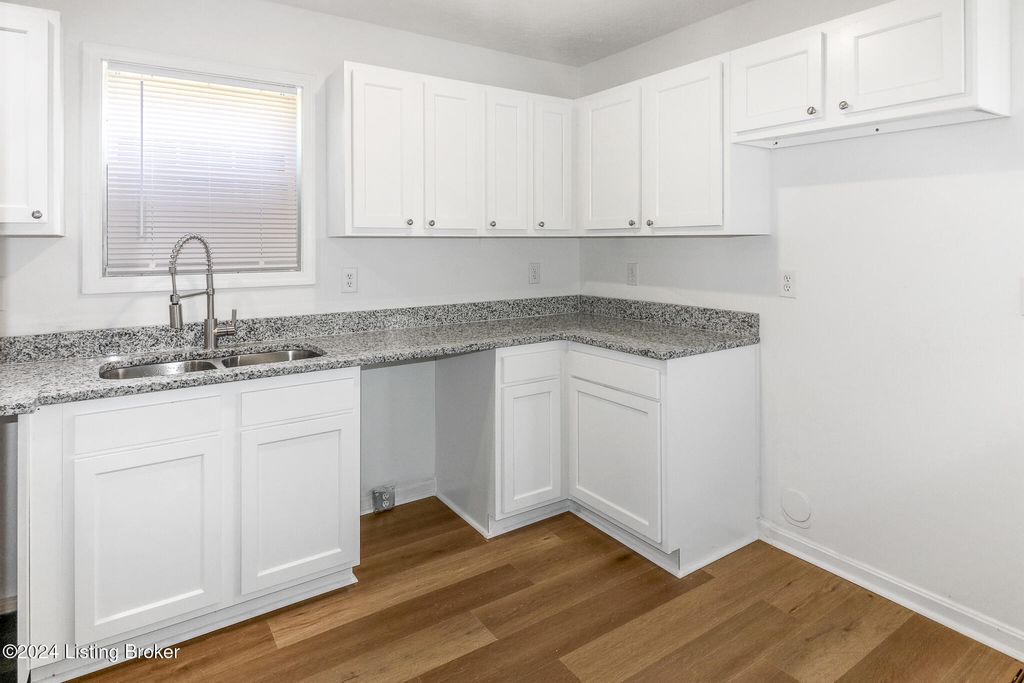 Photo of 2006 W Market St, Louisville, KY 40203 (MLS # 1708846)