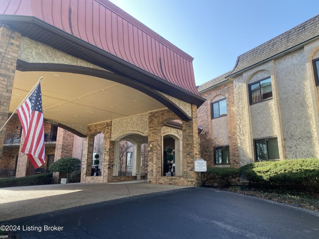 Photo of 5800 Coach Gate Wynde #331, Louisville, KY 40207 (MLS # 1655358)