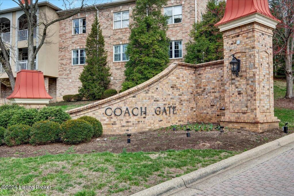 Photo of 5800 Coach Gate Wynde #331, Louisville, KY 40207 (MLS # 1655358)