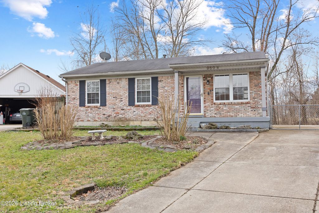 Photo of 9608 Pembury Ct, Louisville, KY 40272 (MLS # 1710592)