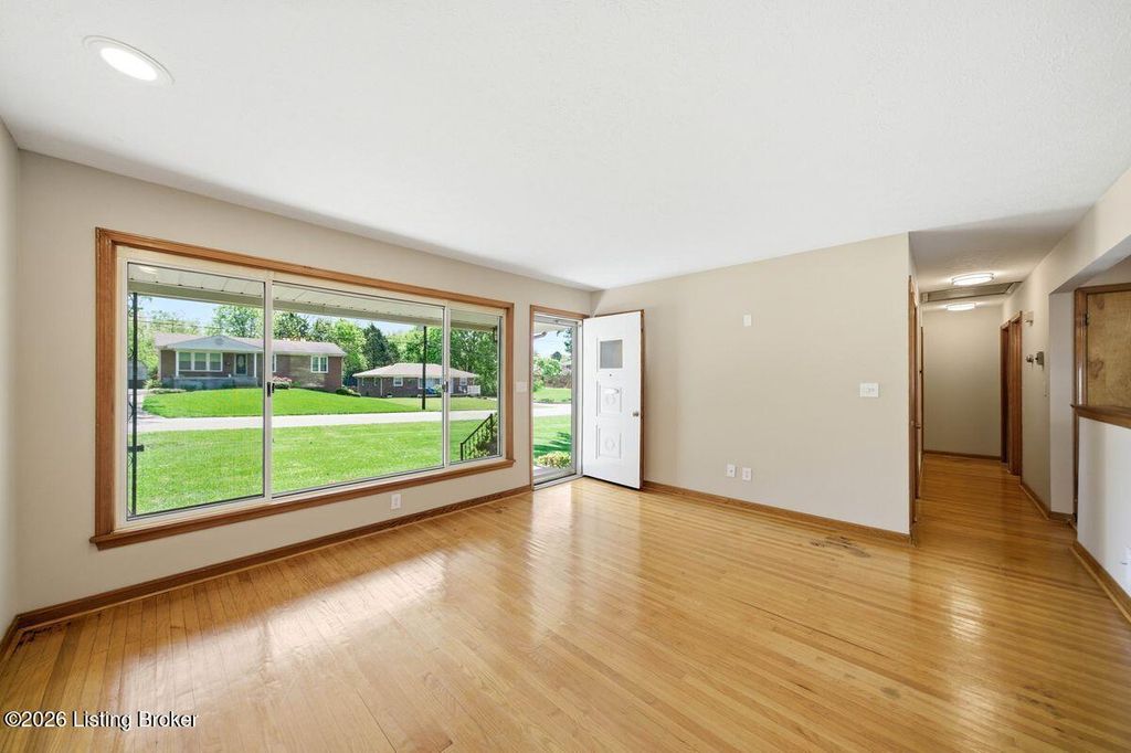 Photo of 5503 Beth Rd, Louisville, KY 40219 (MLS # 1707657)