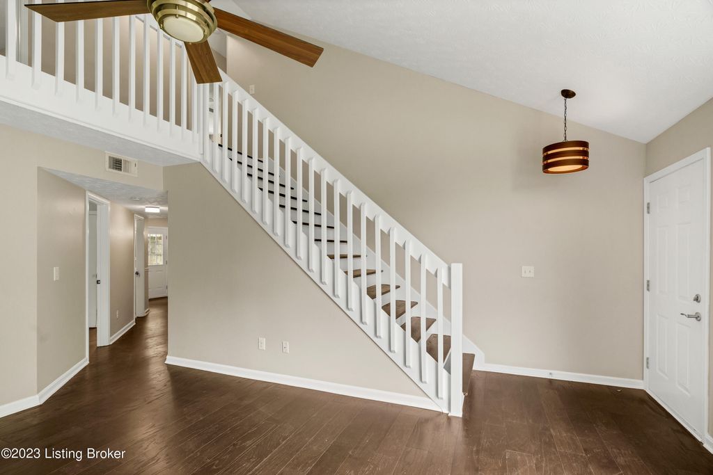 Photo of 7013 Brook Bend Way, Louisville, KY 40229 (MLS # 1708783)