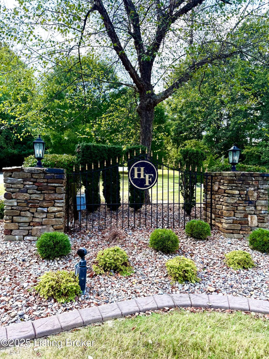 Photo of 7904 Princess Wood Ct, Louisville, KY 40214 (MLS # 1708477)