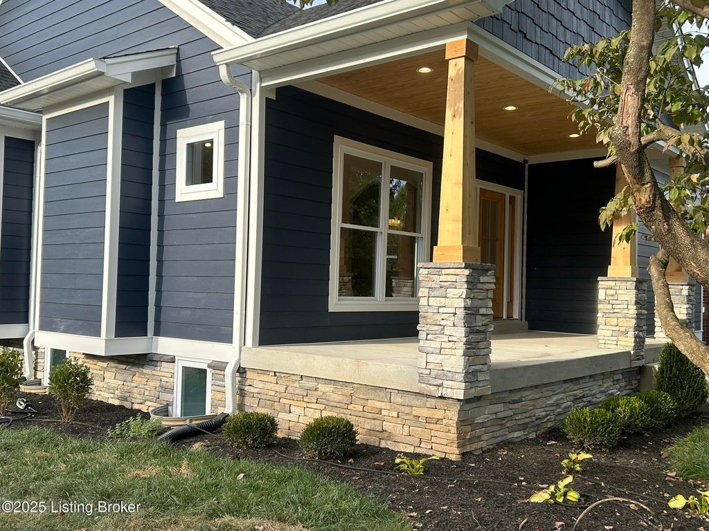 Photo of 1885 Richmond Dr, Louisville, KY 40205 (MLS # 1701186)