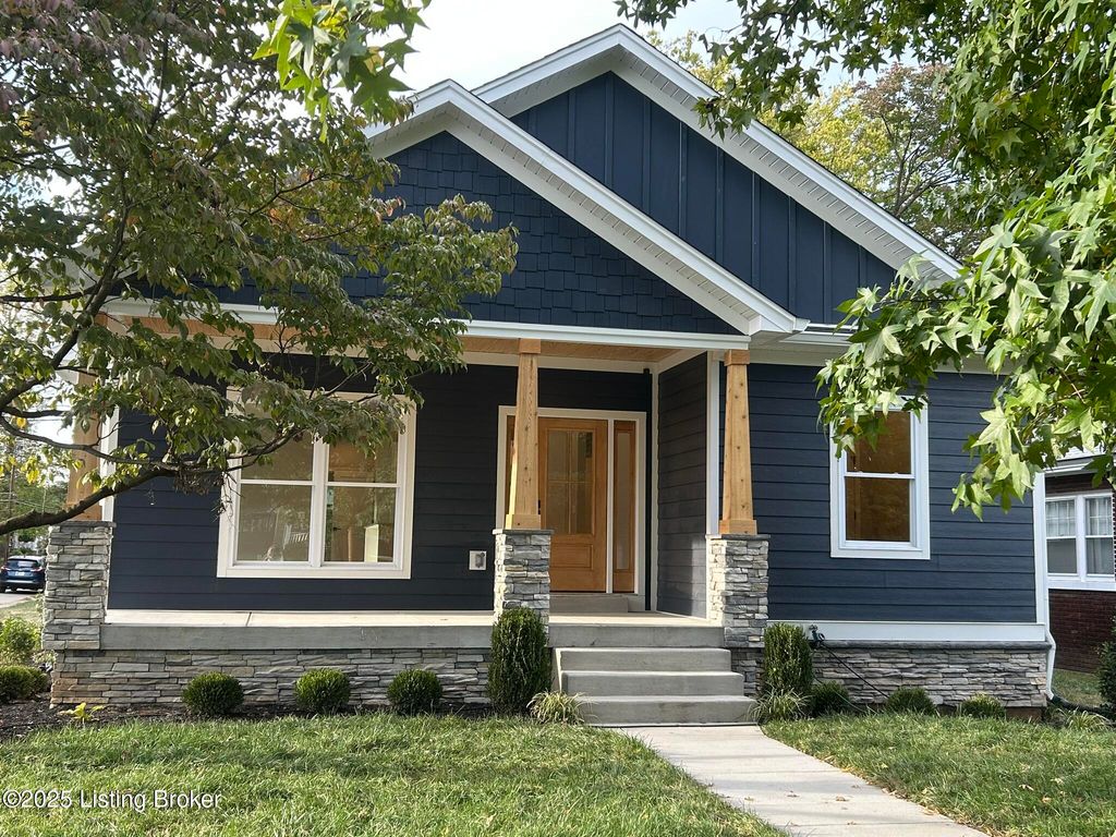 Photo of 1885 Richmond Dr, Louisville, KY 40205 (MLS # 1701186)