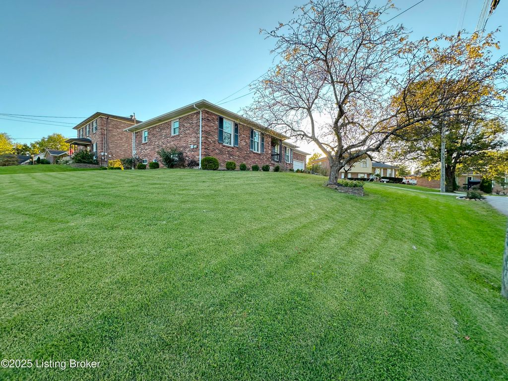 Photo of 2522 Wyeth Ct, Louisville, KY 40220 (MLS # 1701824)