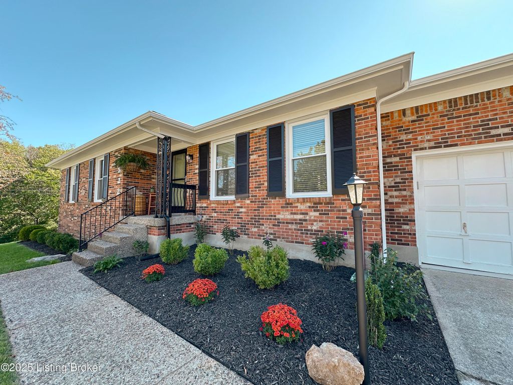 Photo of 2522 Wyeth Ct, Louisville, KY 40220 (MLS # 1701824)