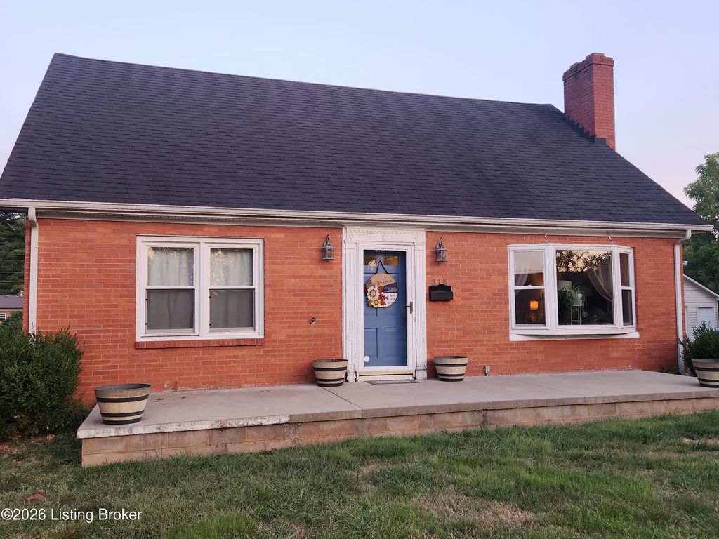 Photo of 315 S 6th St, Bardstown, KY 40004 (MLS # 1709013)