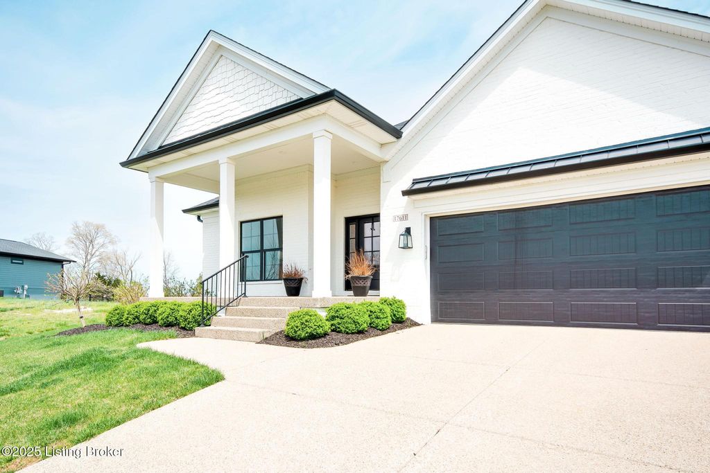 Photo of 17611 Shakes Creek Dr, Fisherville, KY 40023 (MLS # 1702352)