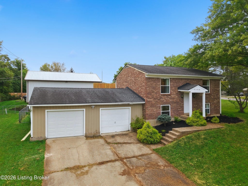 Photo of 9300 Hillridge Dr, Pewee Valley, KY 40056 (MLS # 1730287)