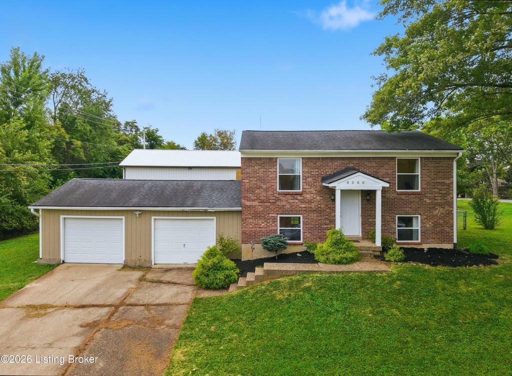 Photo of 9300 Hillridge Dr, Pewee Valley, KY 40056 (MLS # 1730287)