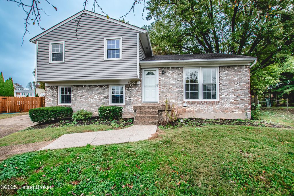 Photo of 8006 Autumn Leaf Ct, Louisville, KY 40220 (MLS # 1701883)