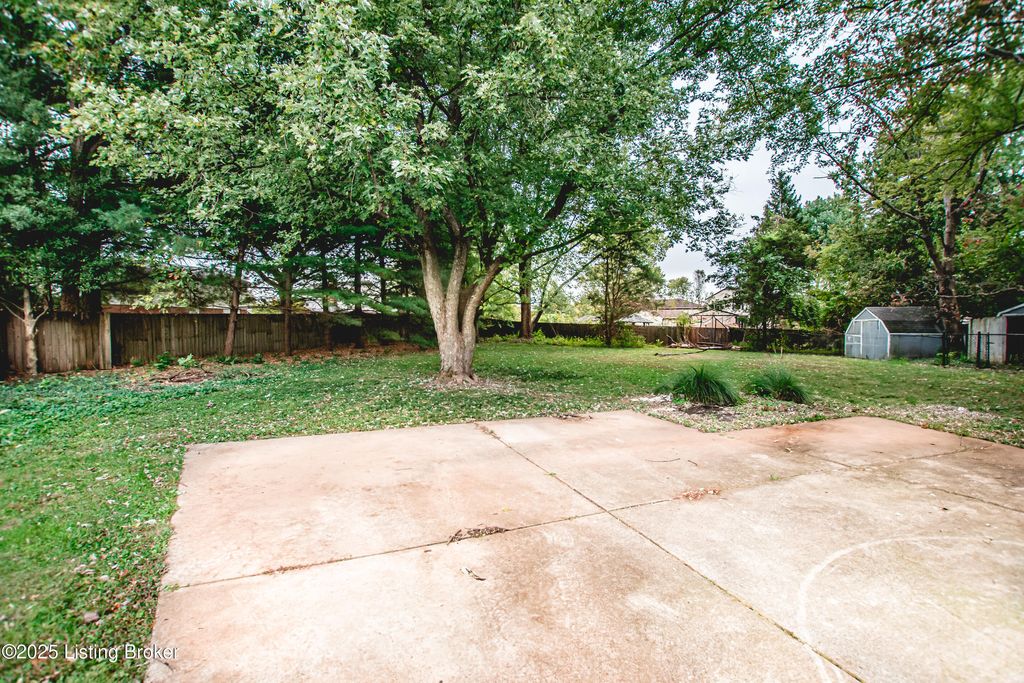 Photo of 8006 Autumn Leaf Ct, Louisville, KY 40220 (MLS # 1701883)