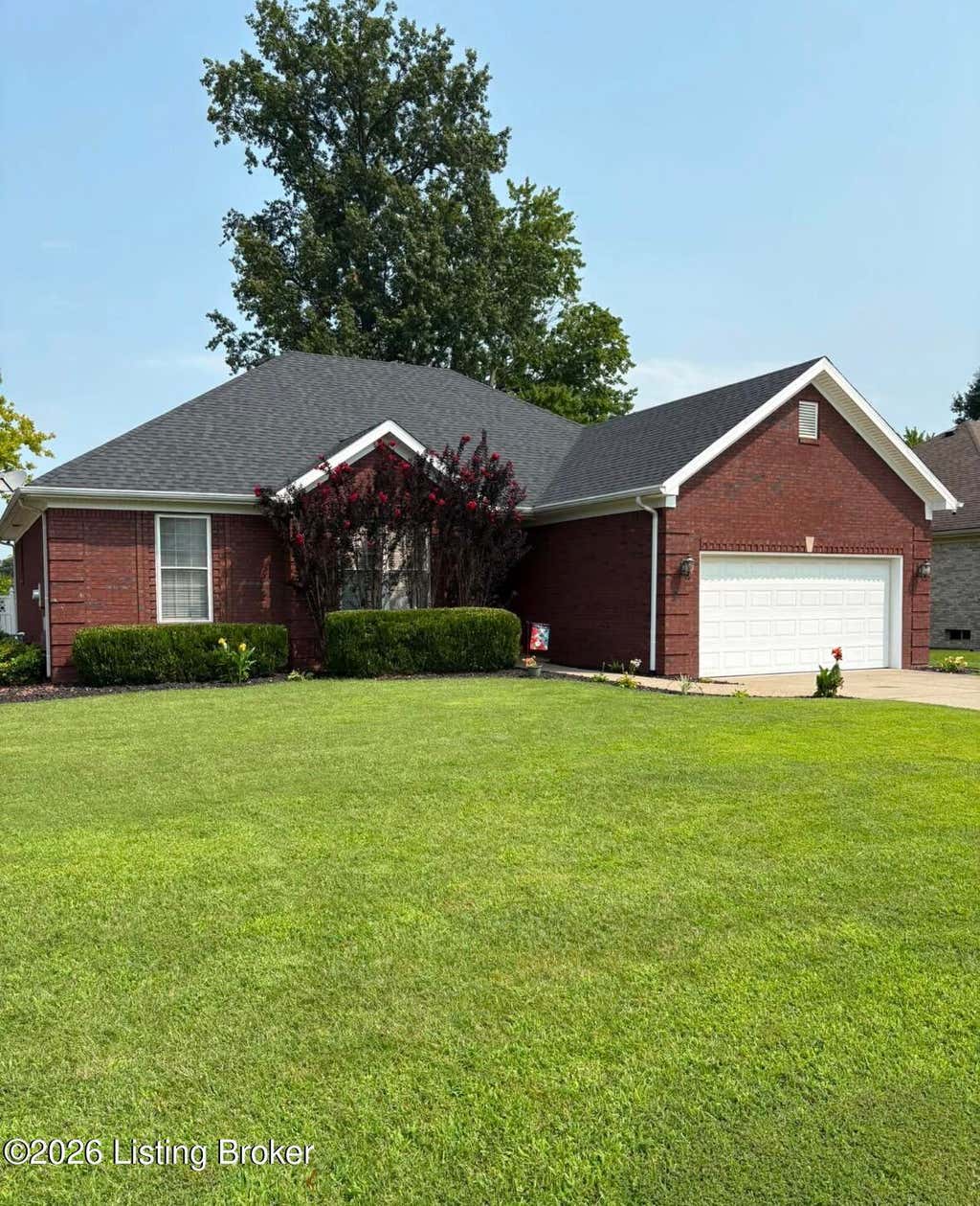 Photo of 853 Shady Brook Ln, Louisville, KY 40229 (MLS # 1727485)