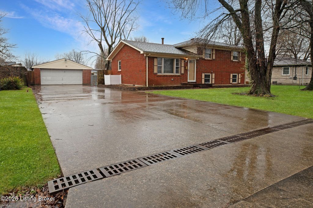 Photo of 8311 Latania Dr, Louisville, KY 40258 (MLS # 1710713)