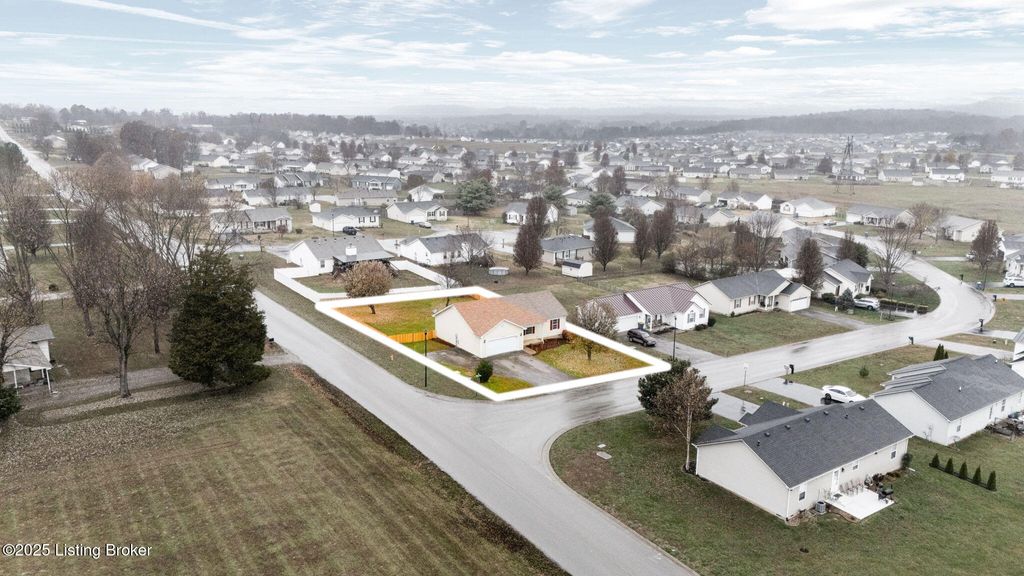 Photo of 1201 Salem Cir, Bowling Green, KY 42101 (MLS # 1704033)