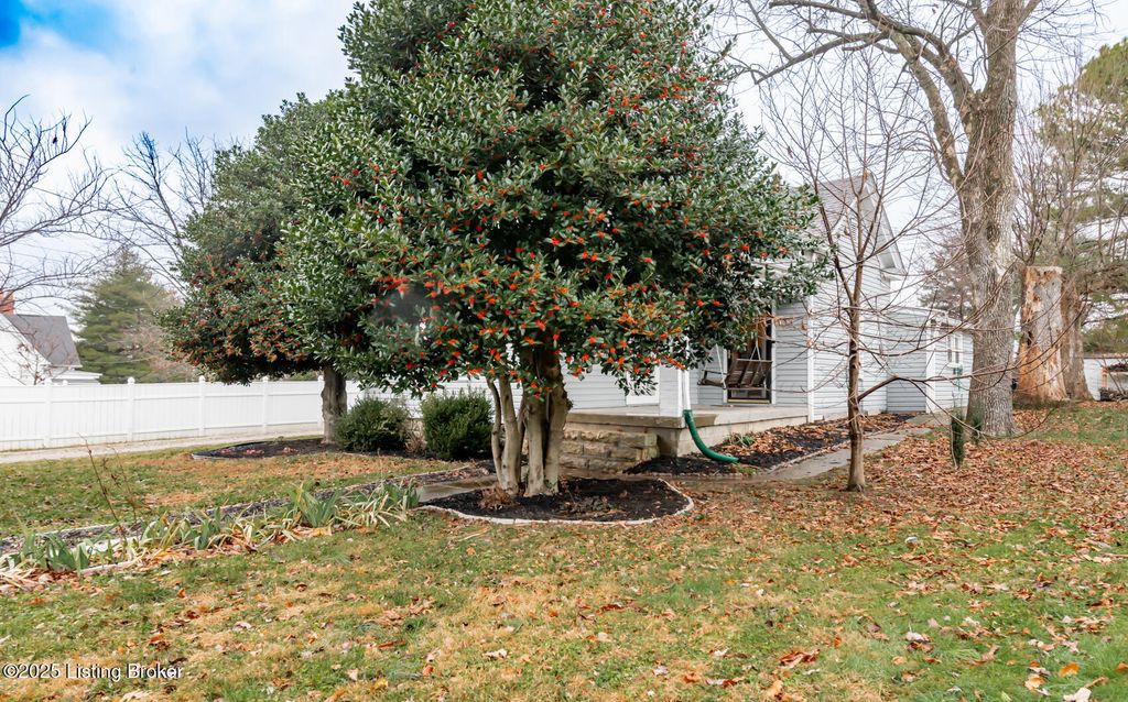 Photo of 10101 Snively Ave, Jeffersontown, KY 40299 (MLS # 1705139)