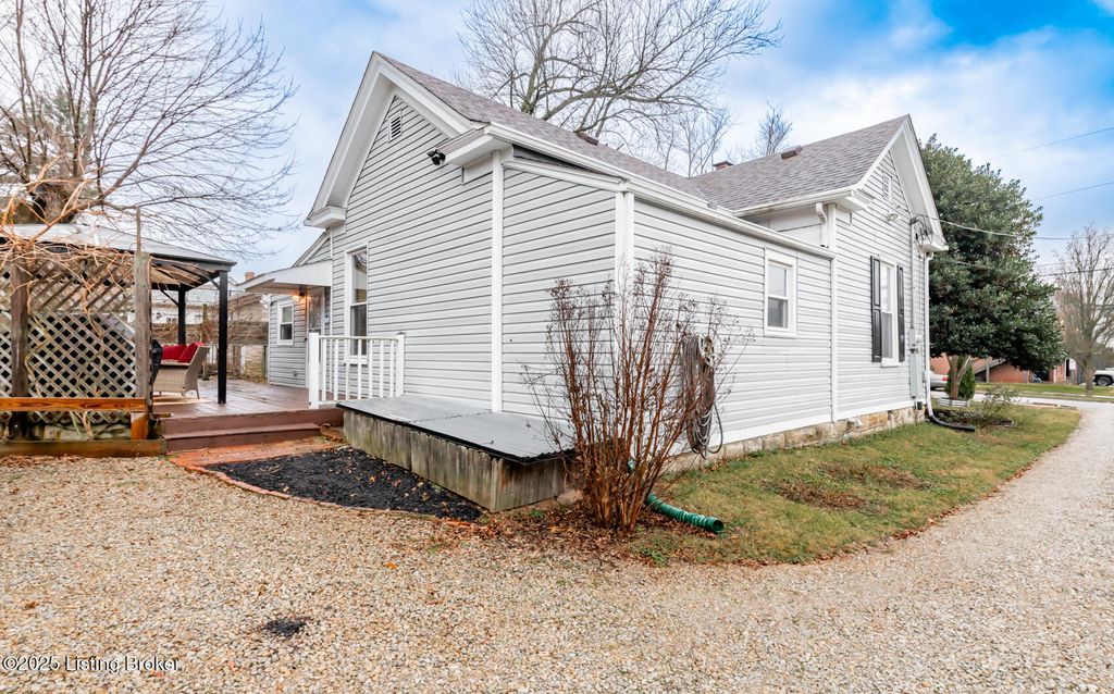 Photo of 10101 Snively Ave, Jeffersontown, KY 40299 (MLS # 1705139)