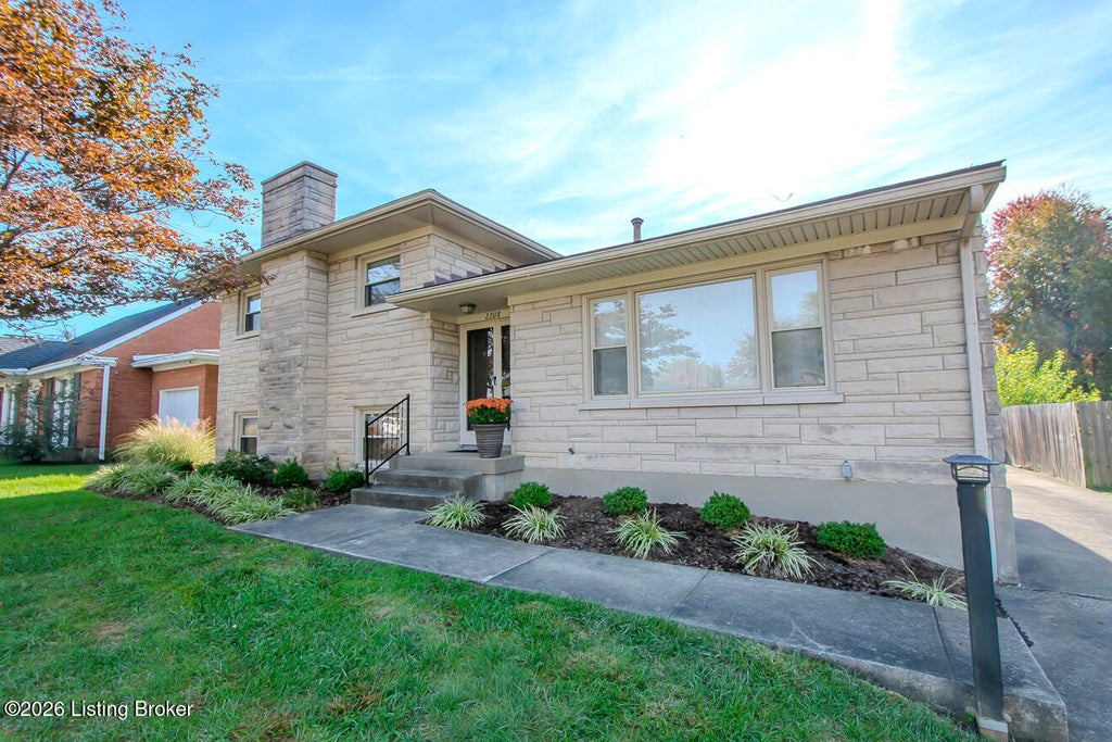 Photo of 2208 Landan Dr, Louisville, KY 40218 (MLS # 1733249)