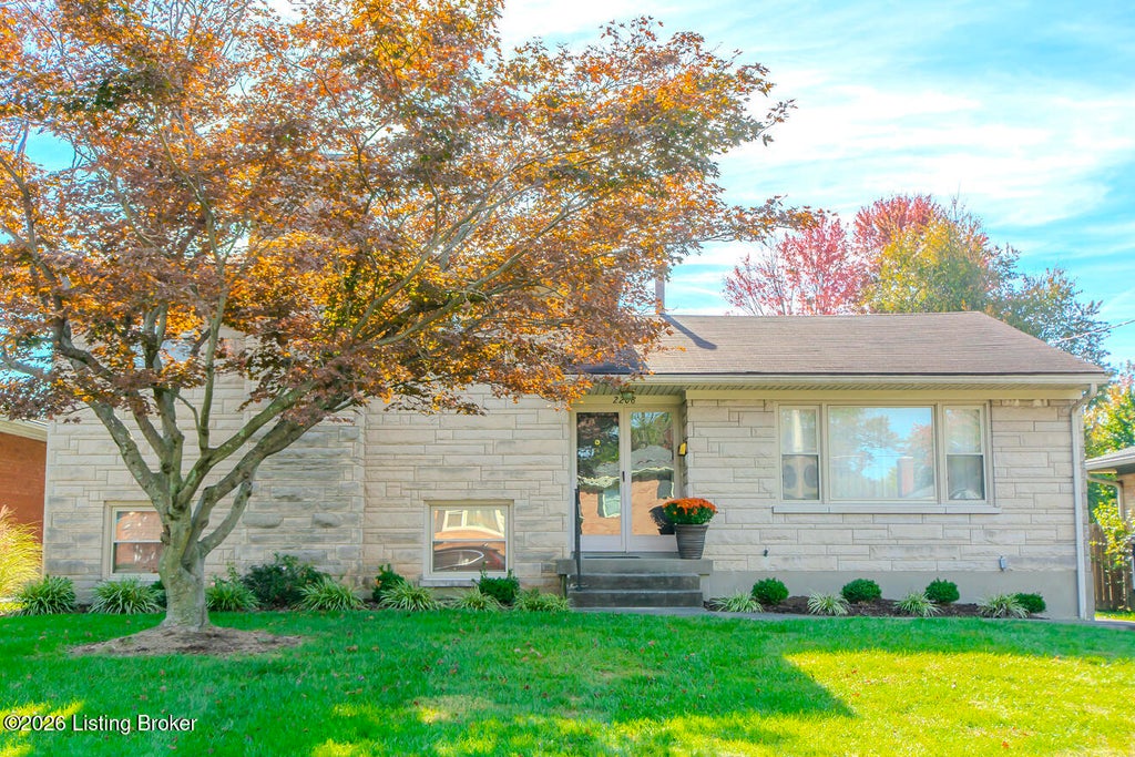 Photo of 2208 Landan Dr, Louisville, KY 40218 (MLS # 1733249)