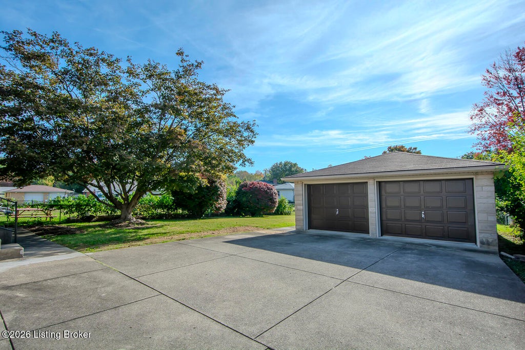 Photo of 2208 Landan Dr, Louisville, KY 40218 (MLS # 1733249)