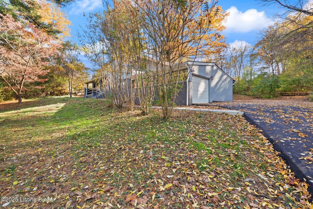 Photo of 5901 Stansbury Ln, Louisville, KY 40291 (MLS # 1704674)