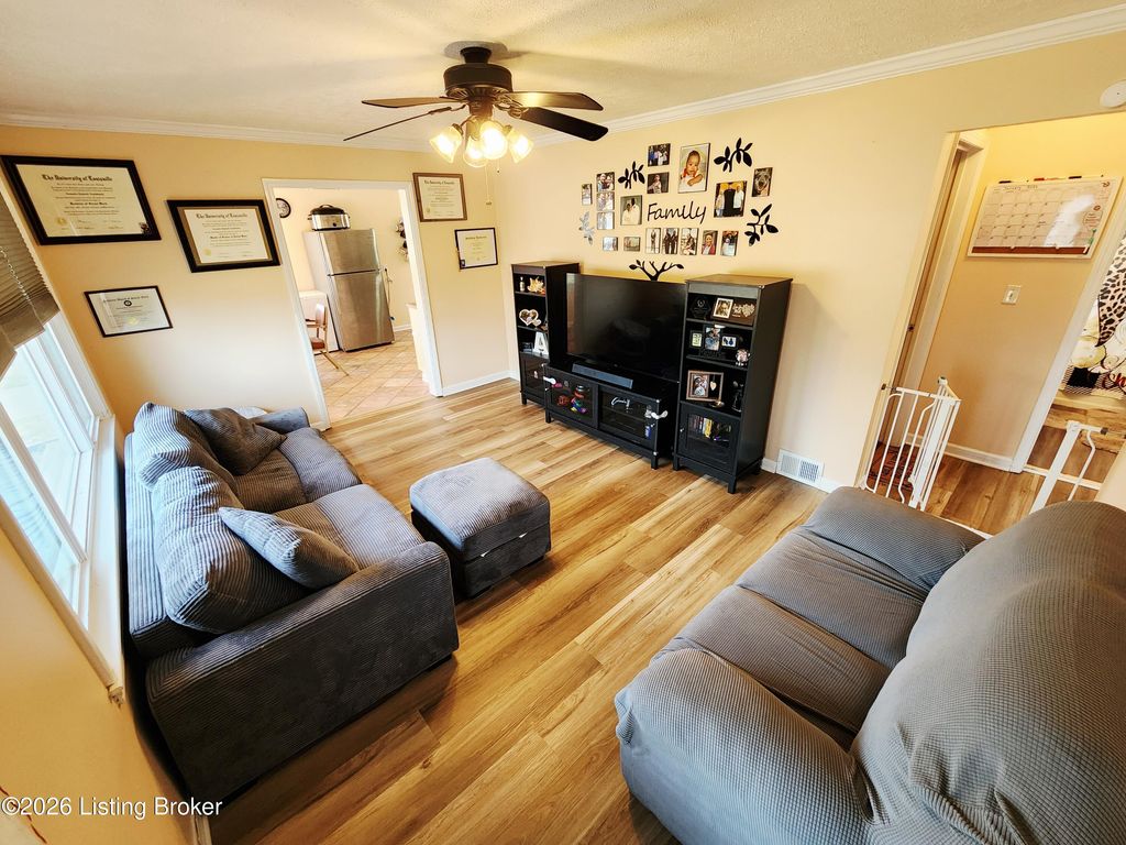 Photo of 13206 Meadowlawn Dr, Louisville, KY 40272 (MLS # 1706358)