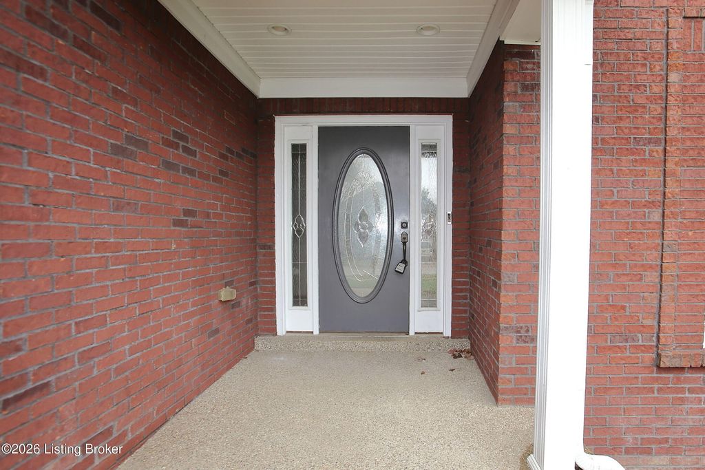 Photo of 8004 Village Gate Ct, Louisville, KY 40291 (MLS # 1710954)