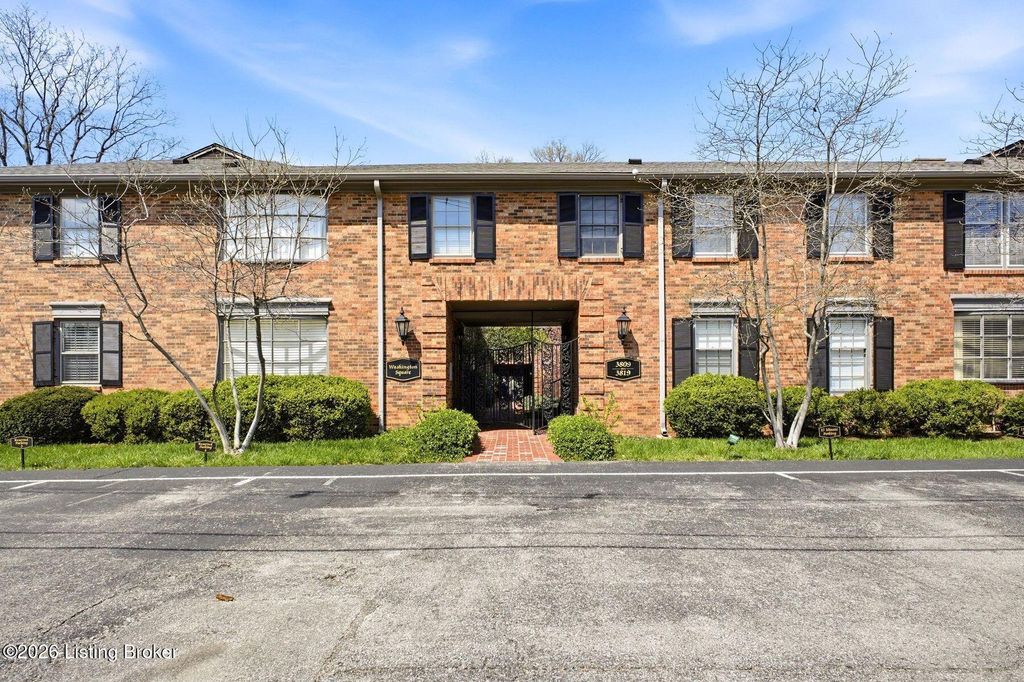 Photo of 3811 Washington Square #2G, Louisville, KY 40207 (MLS # 1715326)