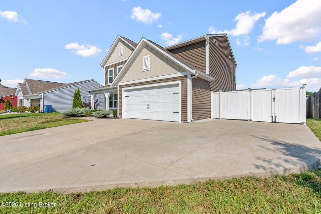 Photo of 315 Boulders West Dr, Shepherdsville, KY 40165 (MLS # 1728353)