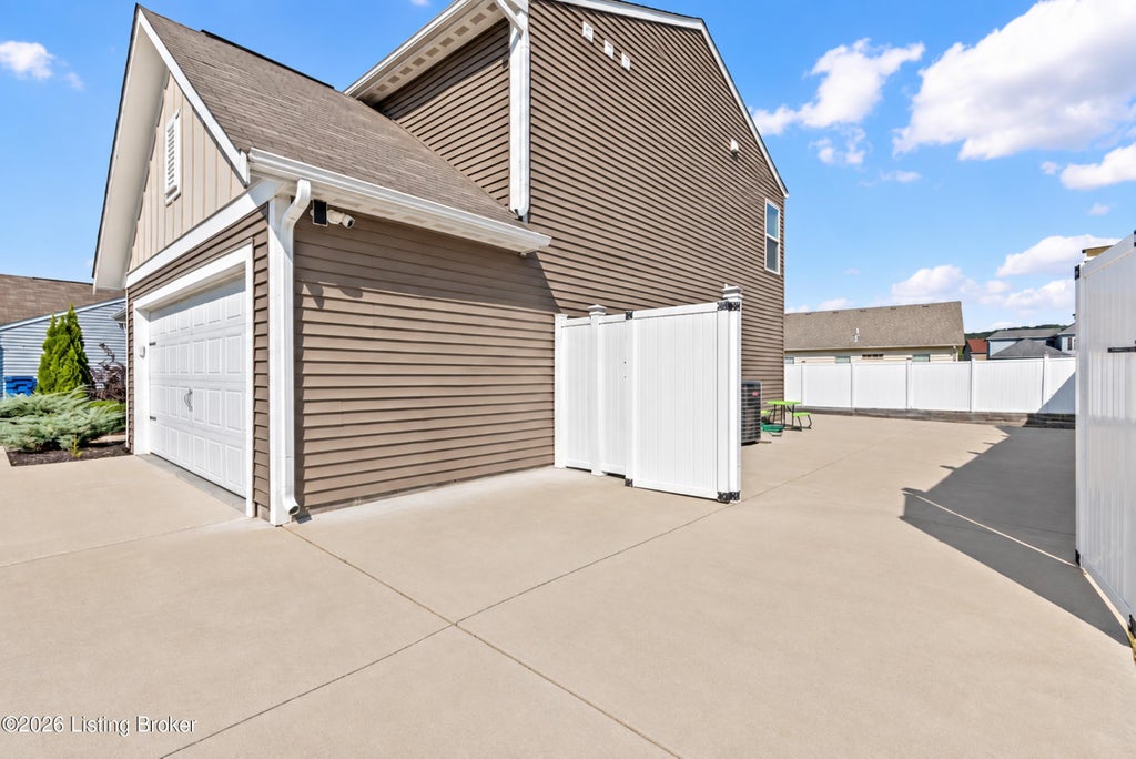 Photo of 315 Boulders West Dr, Shepherdsville, KY 40165 (MLS # 1728353)