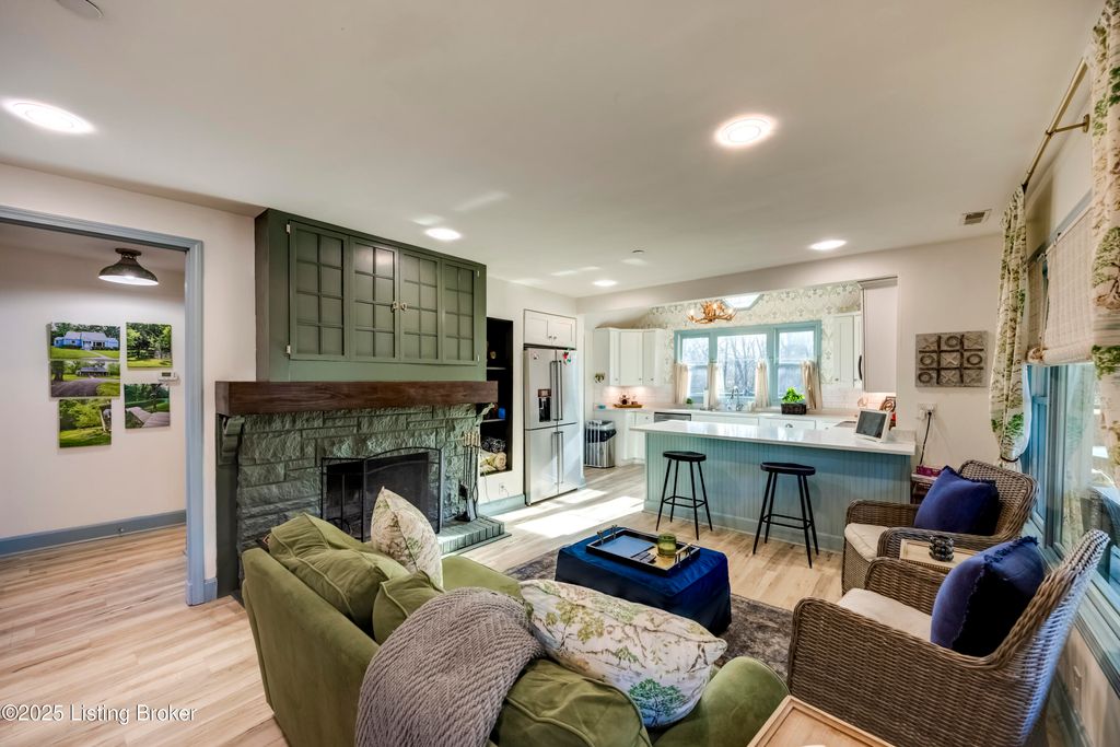 Photo of 219 Wood Rd, Lyndon, KY 40222 (MLS # 1705530)