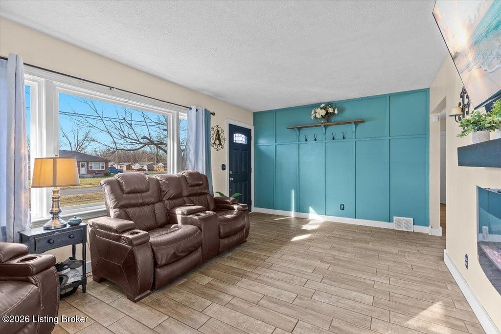 Photo of 2023 Dixie Garden Dr, Louisville, KY 40272 (MLS # 1706156)